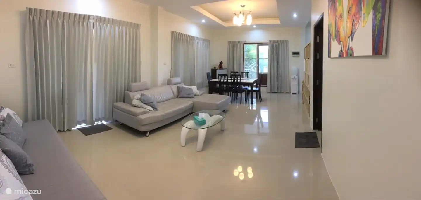 Aquí hay una foto tomada desde la sala de estar. Con la puerta del dormitorio pequeño.