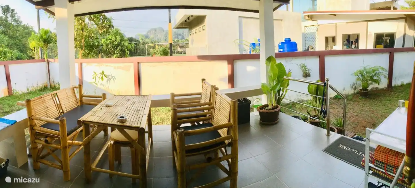 Una acogedora terraza privada con vista a las montañas.