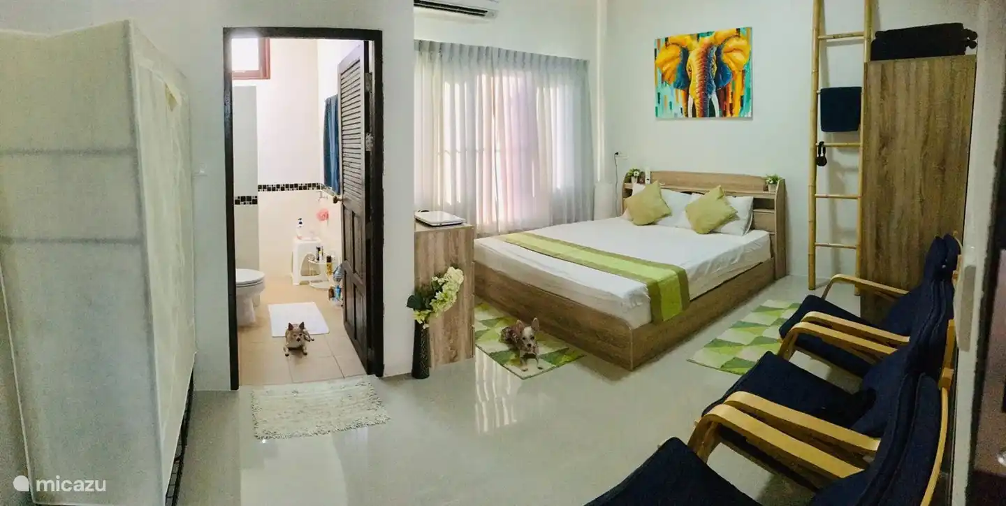 Aquí se muestra una foto del dormitorio principal. Por supuesto con su propio baño privado. Las duchas están equipadas con agua caliente.