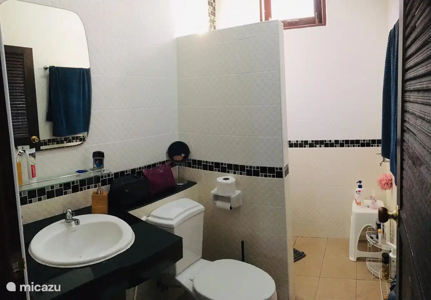 Los dormitorios tienen baño propio y este es uno de ellos.