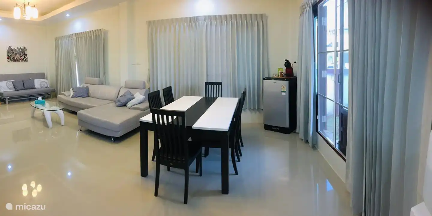 Una cómoda y espaciosa sala de estar con muchas ventanas. Tanta luz y ventilación en la habitación. Se han colocado pantallas en toda la casa para mantener alejados a los mosquitos.