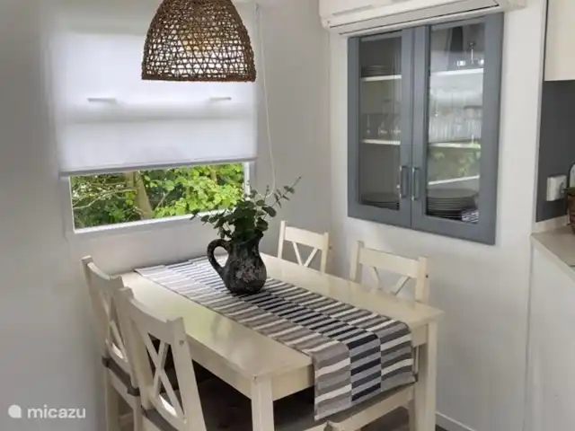 Rondeweibos en Países Bajos, Holanda Meridional, Rockanje - mobil home / caravana encantador comedor acogedor