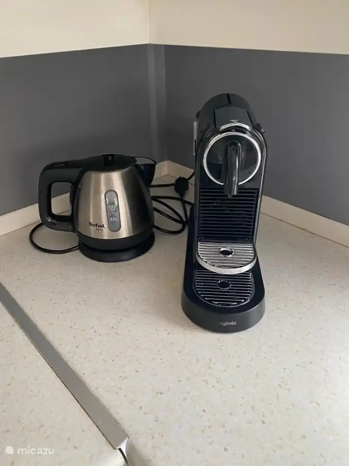 Wasserkocher und Nespressomaschine vorhanden