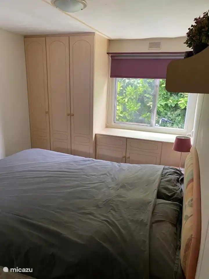 Doppelbett und wieder viele Schränke mit Stauraum.