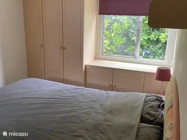 Rondeweibos en Países Bajos, Holanda Meridional, Rockanje - mobil home / caravana cama doble y de nuevo un montón de armarios con espacio de almacenamiento.