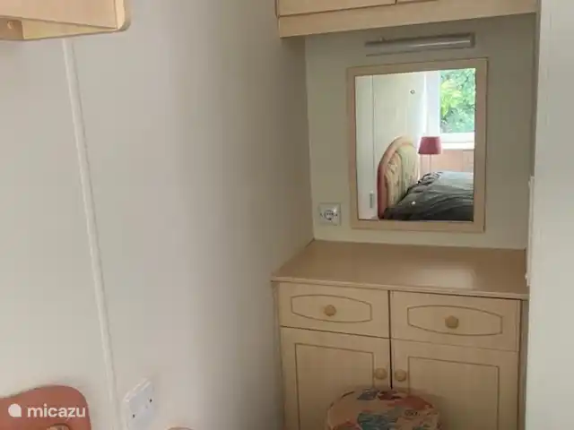 Rondeweibos en Países Bajos, Holanda Meridional, Rockanje - mobil home / caravana mesa de maquillaje