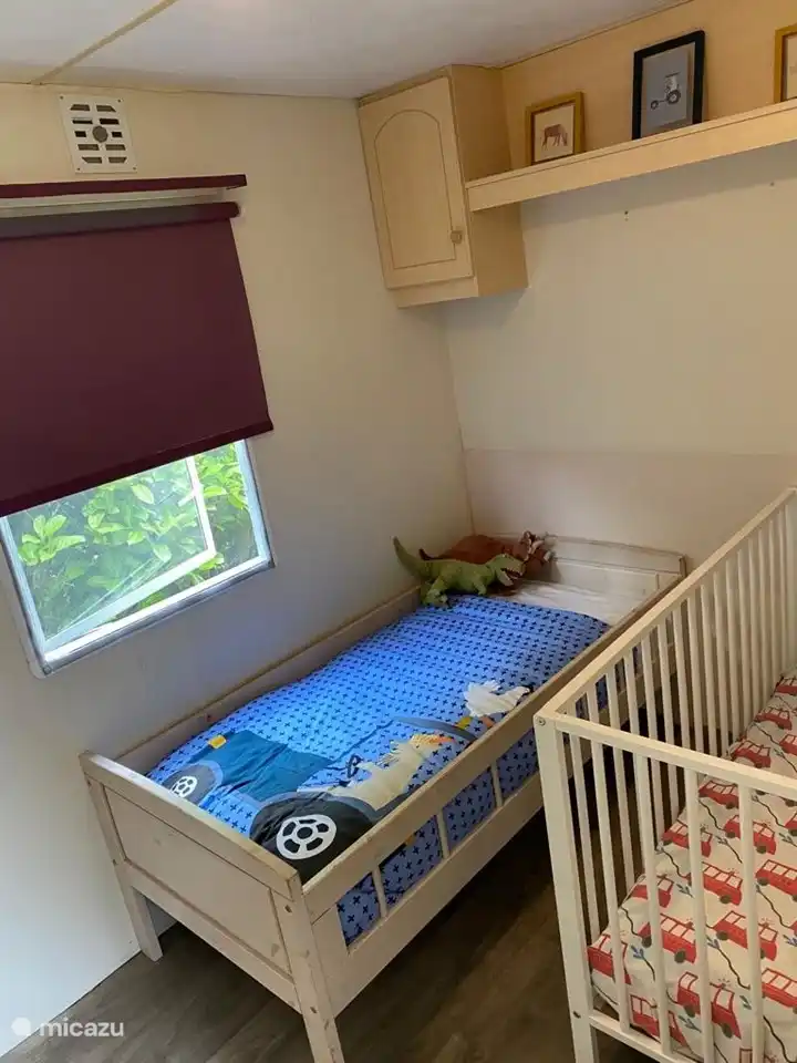 ein Babybett und ein Kleinkinderbett