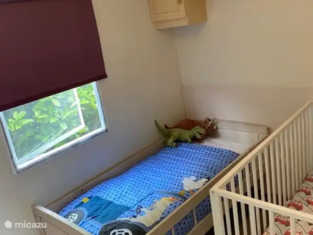 Rondeweibos en Países Bajos, Holanda Meridional, Rockanje - mobil home / caravana una cama de bebé y una cama para niños pequeños