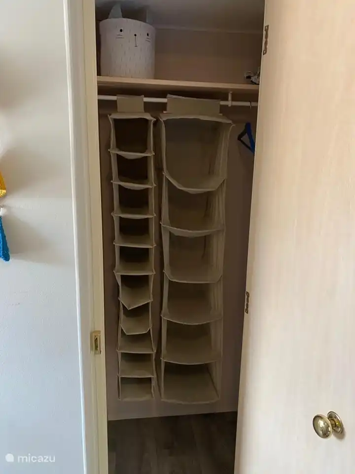 Kinderzimmer mit einem herrlich geräumigen Einbauschrank