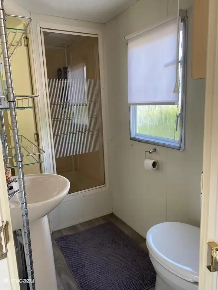 Wenn Sie keine Lust haben, zum Duschgebäude zu laufen, können Sie sich für die gemütliche Dusche im Wohnwagen entscheiden.