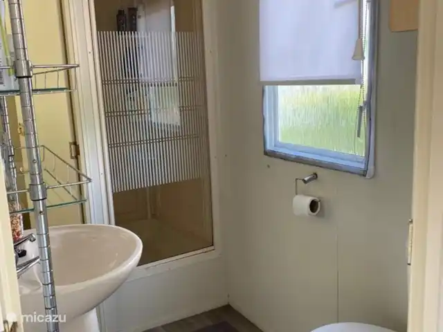 Rondeweibos en Países Bajos, Holanda Meridional, Rockanje - mobil home / caravana si no tiene ganas de caminar hasta el edificio de duchas, puede optar por la ducha acogedora en la caravana.