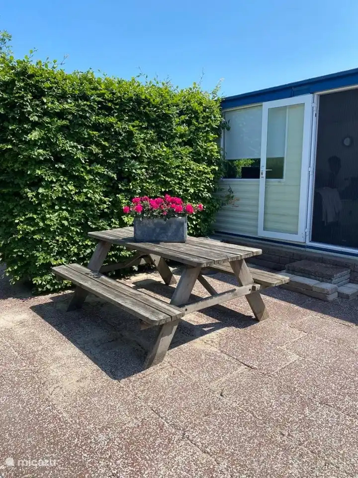 Hier sitzen wir am häufigsten. Der Picknicktisch eignet sich hervorragend für Ihre erste Tasse Kaffee zum Frühstück, aber auch Nachmittagsgetränke oder Abendessen sind so schön!