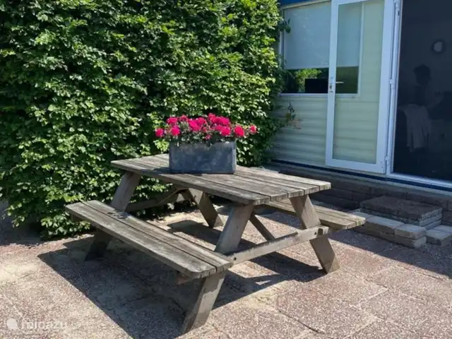 Rondeweibos en Países Bajos, Holanda Meridional, Rockanje - mobil home / caravana Aquí es donde nos sentamos la mayor parte del tiempo. La mesa de picnic es ideal para su primera taza de café con el desayuno, ¡pero una copa por la tarde o una cena también es muy agradable!