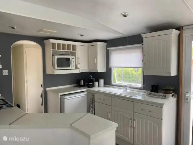 Rondeweibos en Países Bajos, Holanda Meridional, Rockanje - mobil home / caravana cocina totalmente equipada.