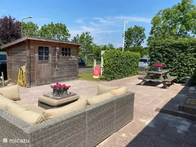 Rondeweibos en Países Bajos, Holanda Meridional, Rockanje - mobil home / caravana relajarse en el sofá del salón
