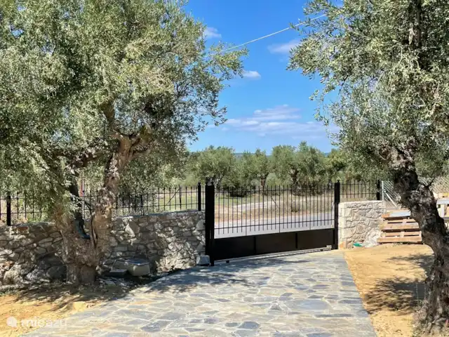 villa elias en Grecia, Peloponeso, Koroni - villa Acceso con portón de accionamiento electrónico