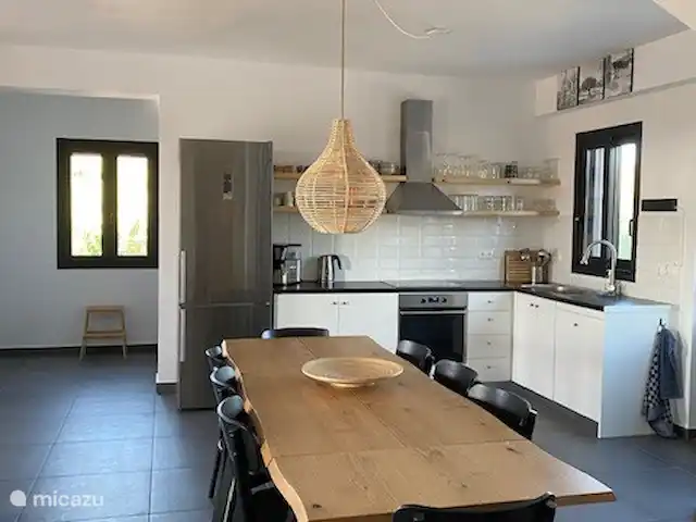 villa elias en Grecia, Peloponeso, Koroni - villa Cocina con gran mesa de comedor
