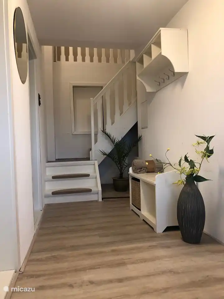 Geräumiger Saal im Erdgeschoss.