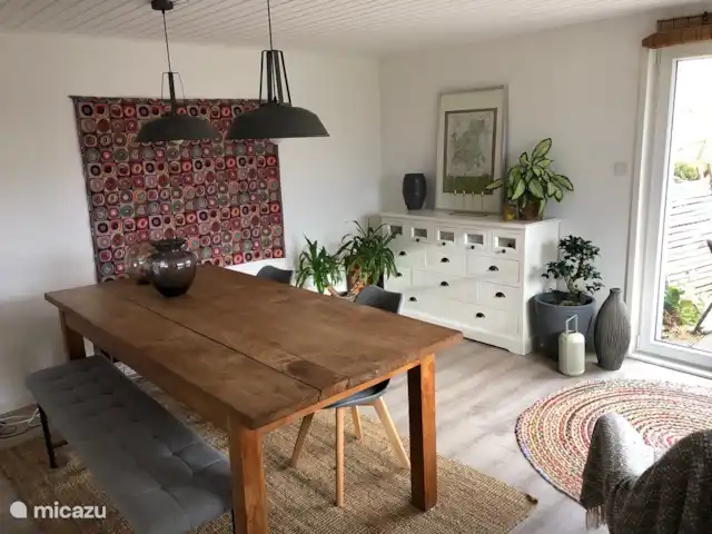 Haus am Berg huren in Duitsland, Sauerland, Diemelsee - vakantiehuis Fantastische tuinkamer met grote eettafel met openslaande tuindeuren naar terras.