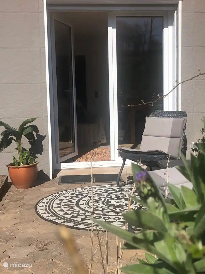 Intime, gemütliche Terrasse vom Gartenzimmer aus. Ideal als Frühstücksplatz mit viel Morgensonne und Blick auf die Pferdeweide.