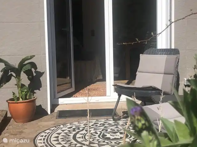 Haus am Berg huren in Duitsland, Sauerland, Diemelsee - vakantiehuis Intiem knus terrasje vanuit de tuinkamer. Ideaal als ontbijtplek met veel ochtendzon en uitzicht op de paardenwei.