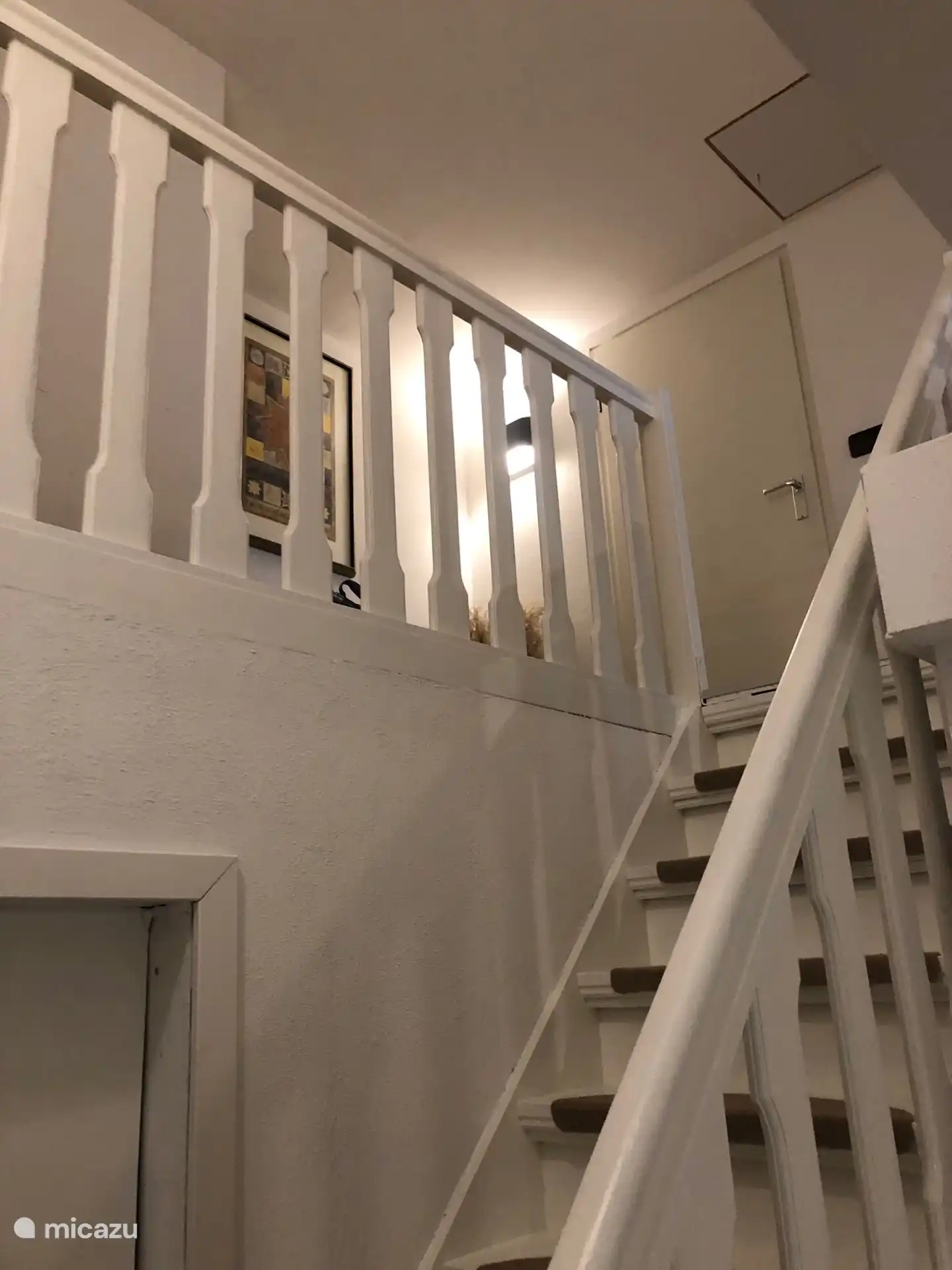 Von der Halle im Erdgeschoss gibt es einen großzügigen Eingang in die 1. Etage.