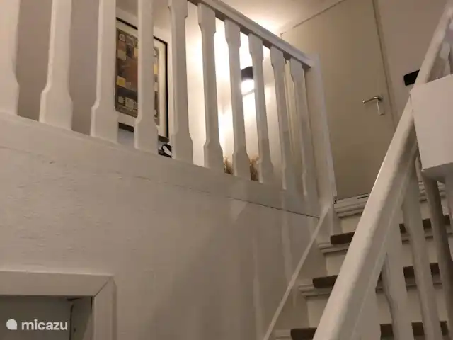 Haus am Berg huren in Duitsland, Sauerland, Diemelsee - vakantiehuis Vanuit hal begane grond ruime opgang naar 1e verdieping.