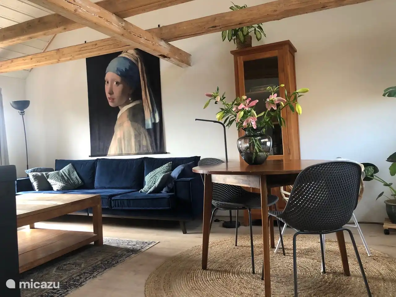 Wohnzimmer im ersten Stock mit hoher Decke und Balken und fantastischem Blick über Adorf!