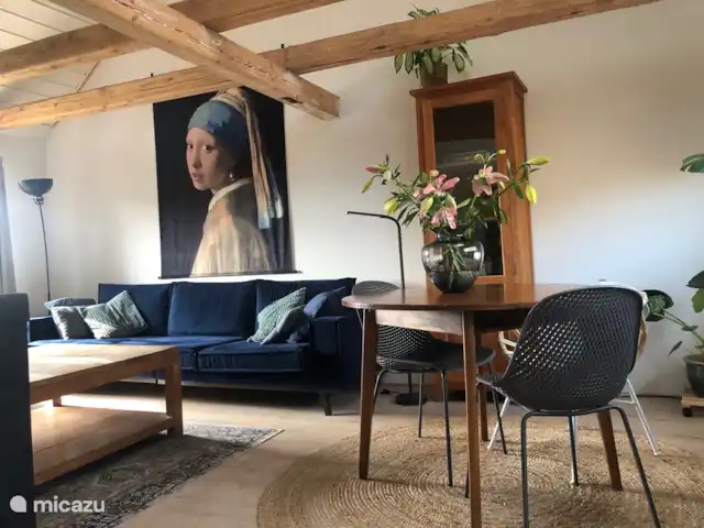 Haus am Berg huren in Duitsland, Sauerland, Diemelsee - vakantiehuis Woonkamer op de eerste verdieping met hoog plafond en balken en fantastisch uitzicht over Adorf!