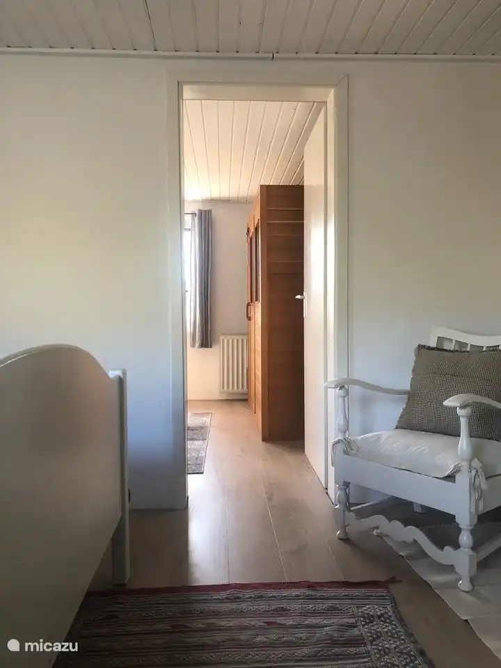 Verbindung zwischen den beiden Schlafzimmern im Obergeschoss durch Verbindungstür. 