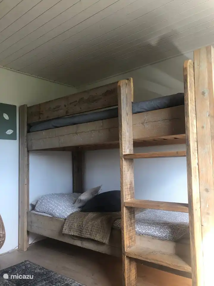 Etagenbett im 1. Stock, angrenzend an das Doppelzimmer mit Verbindungstür.