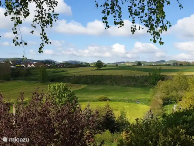 Haus am Berg huren in Duitsland, Sauerland, Diemelsee - vakantiehuis Panoramisch uitzicht vanaf het terras richting Adorf (het dorpje op loopafstand).