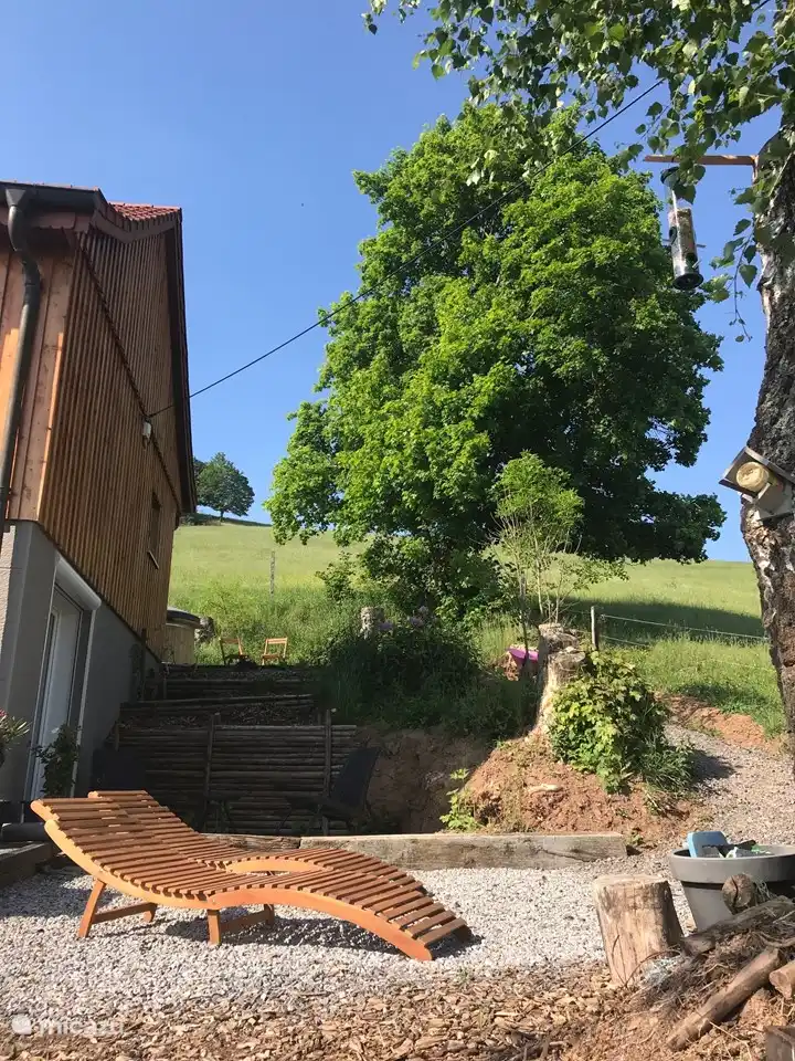 Entspannen Sie sich auf den Sonnenliegen mit Blick auf die darüber liegende Hochwiese.