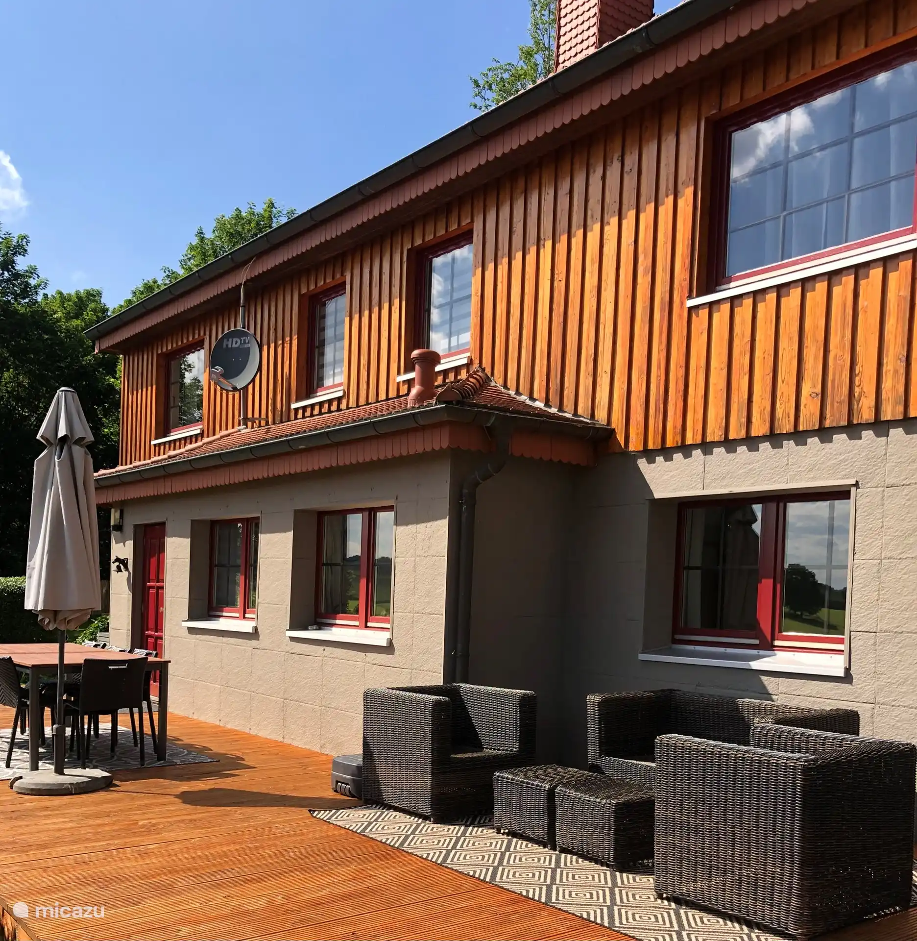 Kürzlich neue, nach Süden ausgerichtete Hartholzterrasse. Sonne den ganzen Tag!