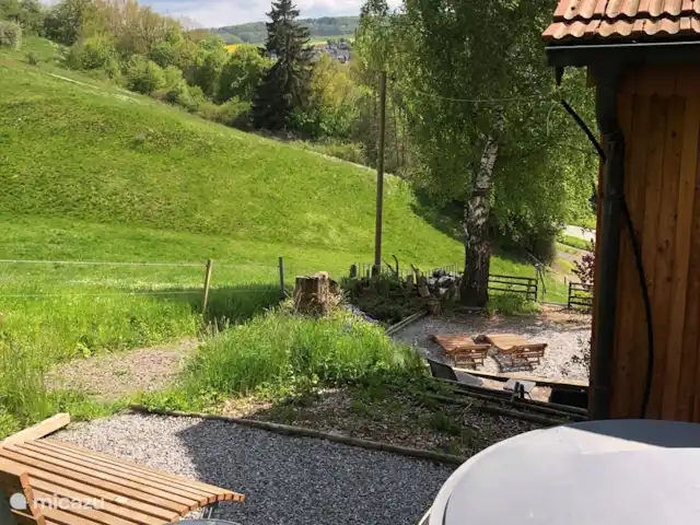 Haus am Berg huren in Duitsland, Sauerland, Diemelsee - vakantiehuis Uitzicht vanaf terras met hottub.