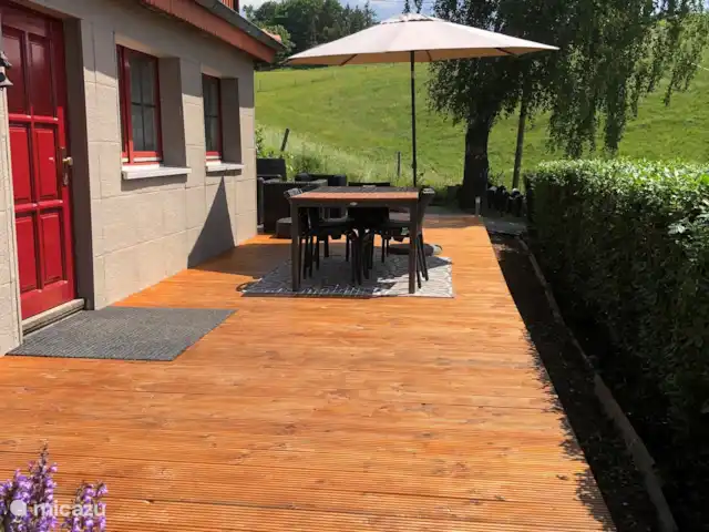 Haus am Berg huren in Duitsland, Sauerland, Diemelsee - vakantiehuis Zeer riant en ruim terras van meer dan 12 meter lang en ongeveer 4 meter breed, met eettafel en loungeset.