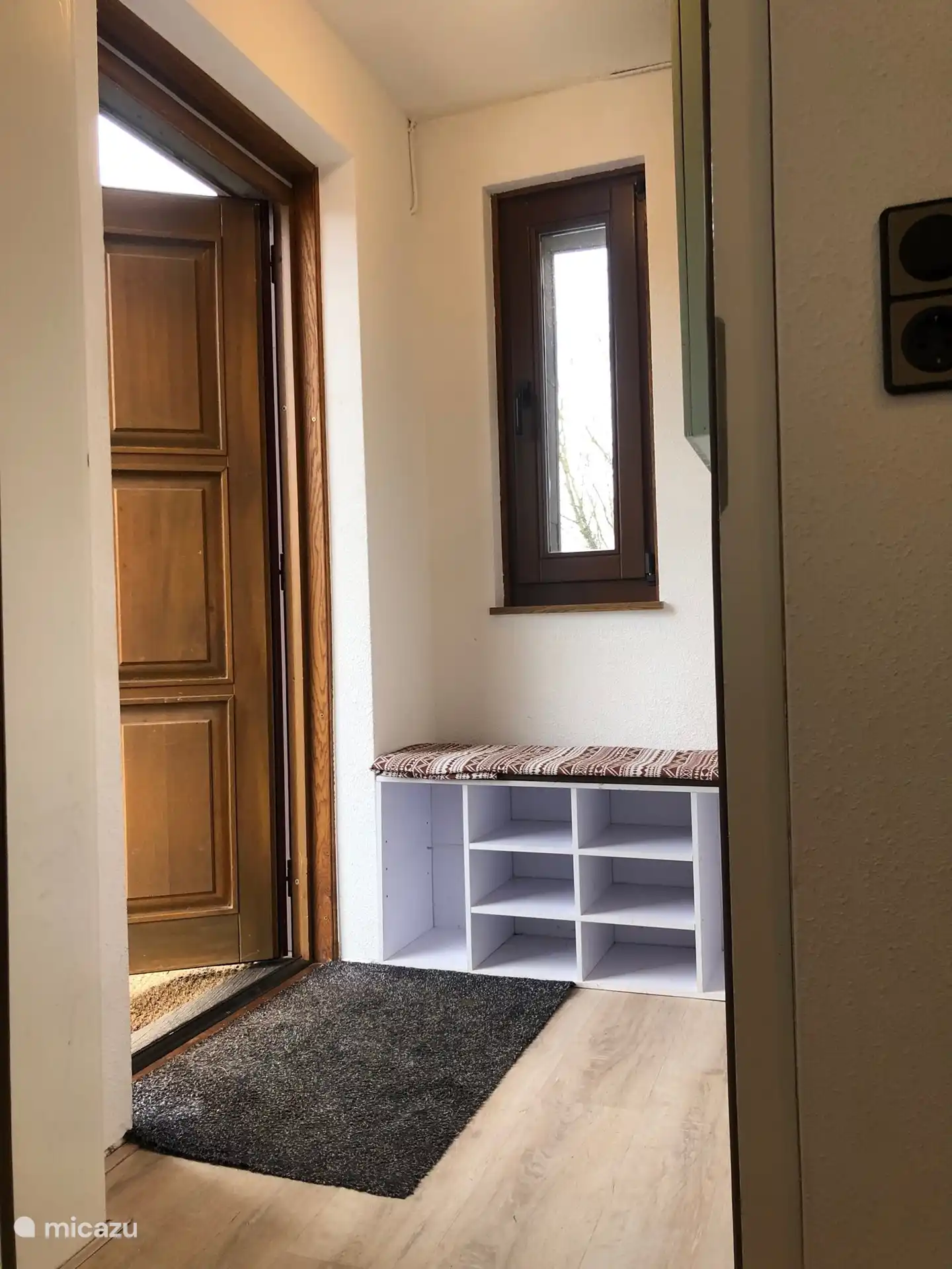 Geräumiger Eingang mit Möglichkeit zum Abstellen von „Schuhen“ usw., es gibt eine „Tour“-Veranda zum Flur. 