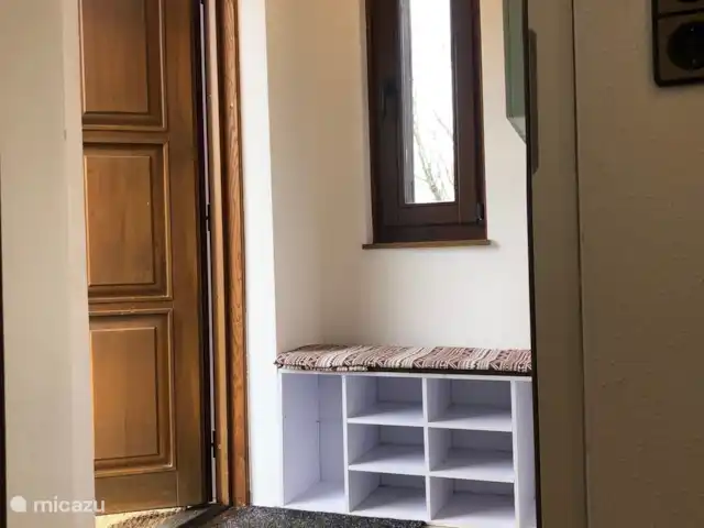 Haus am Berg huren in Duitsland, Sauerland, Diemelsee - vakantiehuis Ruime entree met mogelijkheid om schoenen enz neer te zetten, is een tochtvoorportaal naar de hal.