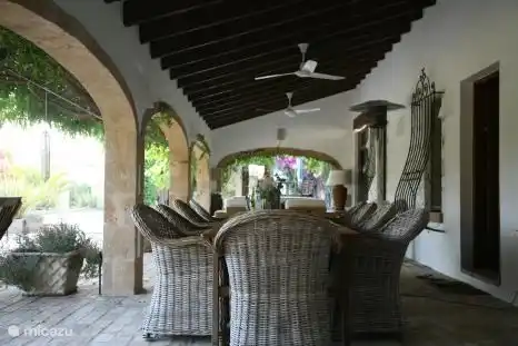 Veranda met eettafel voor de warme dagen