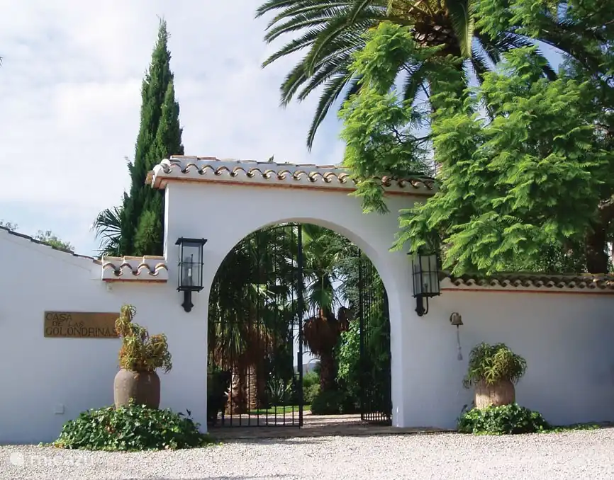 Grote oprijlaan naar de villa met plaats voor 4 auto´s