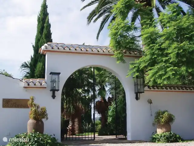 Las Golondrinas en España, Costa Blanca, Jávea - villa Entrada grande a la villa con espacio para 4 autos