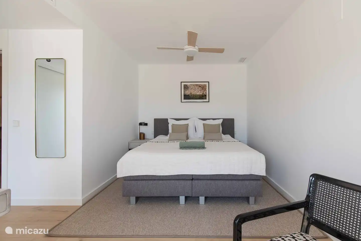 Alle Schlafzimmer verfügen über Klimaanlage, Ventilator und Rollläden