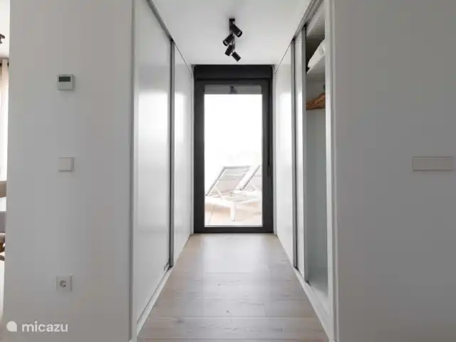 appartement huren in Spanje, Costa Blanca, Villajoyosa – Penthouse Atico Bay in grote slaapkamer zitten ensuite kasten. ook de badkamer is ensuite