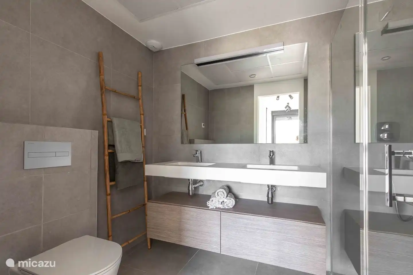 Badezimmer en-suite gehört zum Schlafzimmer auf der Dachterrasse.
Die beiden Schlafzimmer auf der Wohnetage sehen ähnlich aus. Eines dieser Schlafzimmer verfügt über ein eigenes Bad. 