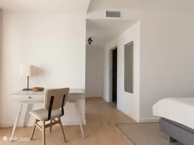 appartement huren in Spanje, Costa Blanca, Villajoyosa – Penthouse Atico Bay werkplek in de grote slaapkamer boven