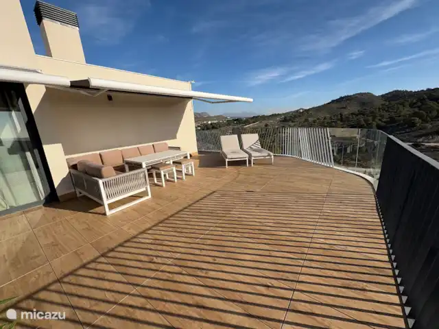 appartement huren in Spanje, Costa Blanca, Villajoyosa – Penthouse Atico Bay Groot dakterras met lounge hoek en 4 ligbedden. een groot zonnescherm voor de nodige schaduw
