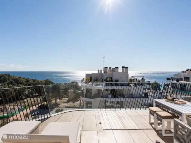 appartement huren in Spanje, Costa Blanca, Villajoyosa – Penthouse Atico Bay Dakterras heeft een grote lounge set met een tafel waar je ook aan kunt eten