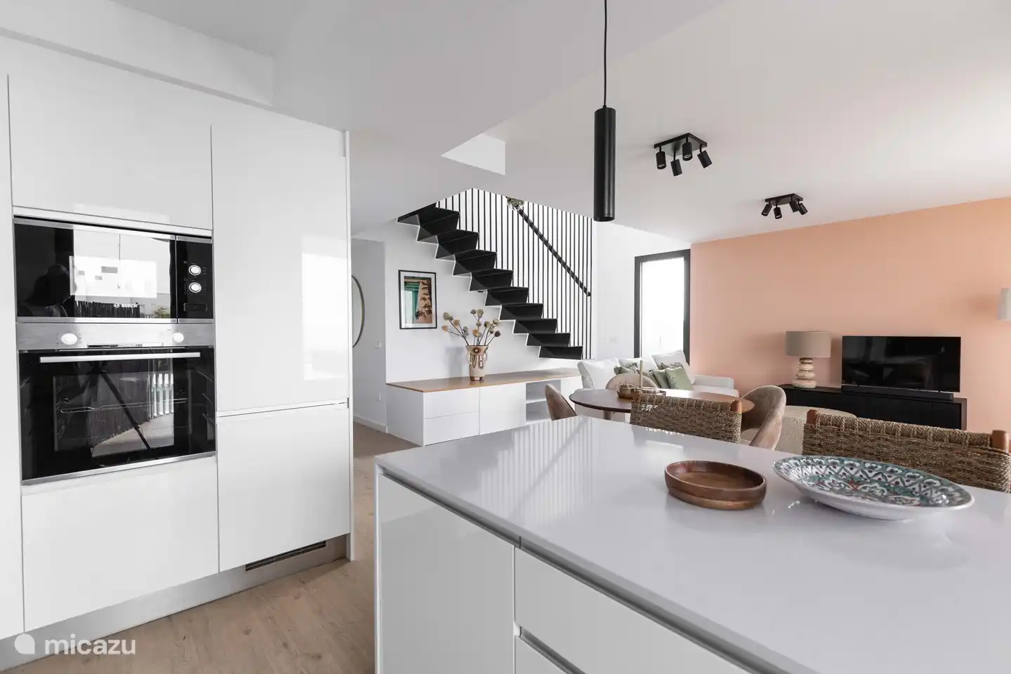 Küche mit Mikrowelle, Geschirrspüler, Cerankochfeld, Backofen, Waschmaschine