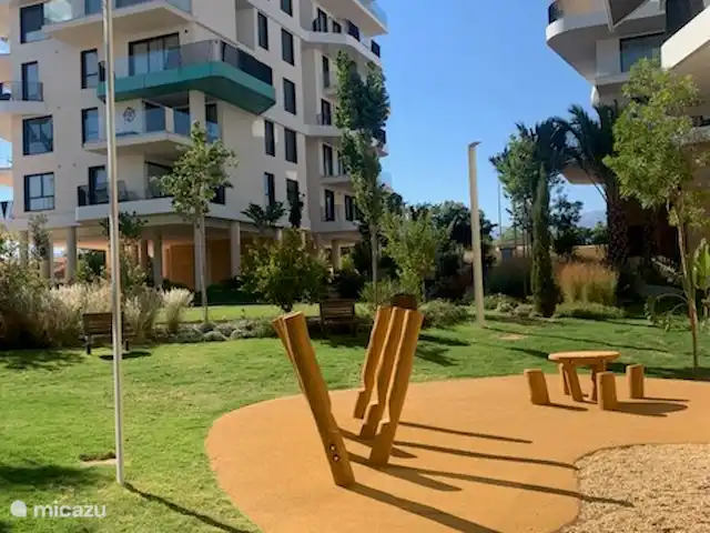 appartement huren in Spanje, Costa Blanca, Villajoyosa – Penthouse Atico Bay kinderspeelplaats in gemeenschappelijke tuin