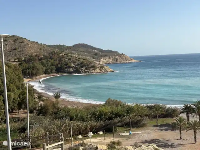 appartement huren in Spanje, Costa Blanca, Villajoyosa – Penthouse Atico Bay De baai waaraan het appartementencomplex ligt. Vanuit het appartement 50 meter lopen naar een rustig kiezelstrand